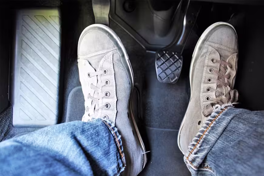 ¿Por qué debería revisar los frenos de mi coche?